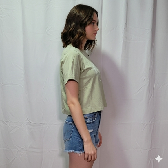 Women's NWOT Green Sun & Moon Distressed Graphic Cropped T-Shirt Size XL - Picture 4 of 7